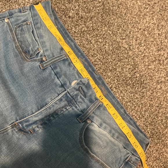 Seven7 jeans distressed and stretchy - Picture 2 of 8